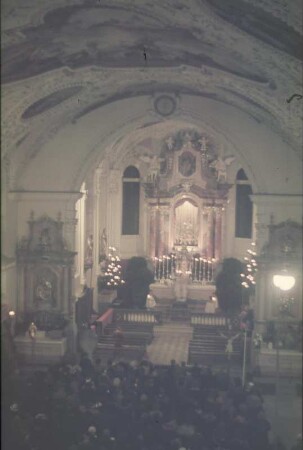 Kircheninneres. Blick von der Orgelempore nach Osten zum barocken Altar