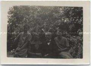 Franz Heinrich Bonsack mit Familie im Garten