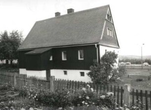 Zinnwald-Georgenfeld. Wohnhaus, Teplitzer Straße 17. Straßenansicht mit Einfriedung und Garten
