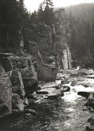 Schwarzwasserflussbett, links Teufelsfelsen : Westerzgebirge. Schwarzwasser (Schwarze Pockau) am Fuß der Teufelsfelsen ("Teufelsmauer") südöstlich Zöblitz. Blick flußaufwärts