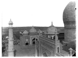 Agra, Indien. Taj Mahal (1631-1648, A. Fazel, U. A. Lahori). Blick über die Kuppeln