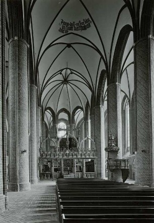Evangelische Marienkirche. Inneres nach Osten, Heselbarth 1976