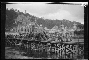 Dinant (Provinz Namur, Belgien): Überqueren der Maas (Gewässer) auf einer Behelfsbrücke ("Maasübergang I. Armee-Korps")