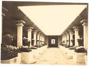 Ausstellungsgarten Jubiläums-Gartenbau-Ausstellung 1926, Dresden: Austellungspalast: Innenansicht mit Plastik weibliche Figur