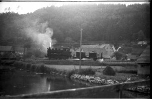 Spritzzug Lok 141, Strecke Veringenstadt - Hermentingen, im Vordergrund Geländer der Holzbrücke, die von 1937 - 1974 bestand