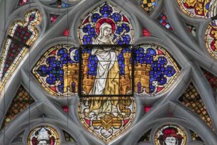 Westfenster mit Darstellung des Himmlischen Jerusalems — Kreuzigungsgruppe mit den Arma Christi — Maria und Johannes — Heilige Maria