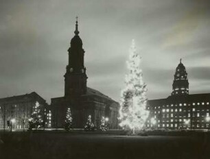 Ansicht mit erleuchteten Weihnachtsbäumen