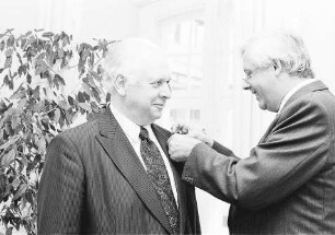 Freiburg im Breisgau: Klaus von Trotha, Minister für Wissenschaft, Forschung und Kunst, verleiht Dr. Willi Erzgräber das Bundesverdienstkreuz