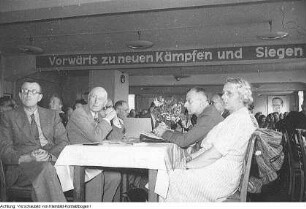 Dresden. Sitzung der Stadtverordneten Dresdens, Auftritt eines FDJ-Chores, Juli 1950 & Stadtverordneten-Sitzung, Juli 1950