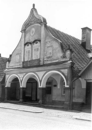 Hohenelbe (Vrchlabí), Konrad-Henlein-Straße. Wohnhaus mit Laden (Franz Lauer) und Arkaden