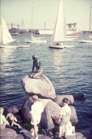 Reisefotos Dänemark. Kleine Meerjungfrau (Den lille Havfrue). Bronze (1913; E. Eriksen). Kopenhagen, Langelinie, Hafenbecken