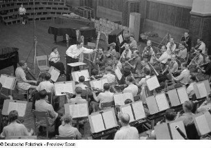 Orchesterprobe mit dem kubanischen Dirigenten Enrique González Mántici