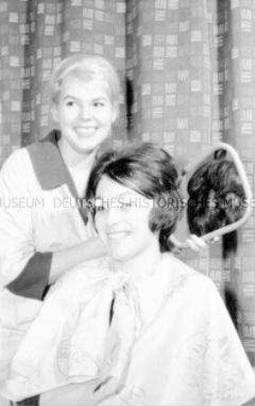 Kundin in einem Salon der PGH der Friseure in Berlin-Karlshorst