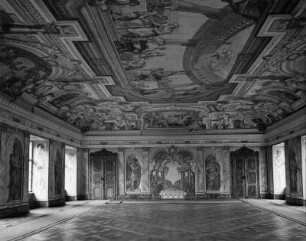 Christus in Emmaus, der reiche Prasser, die wunderbare Brotvermehrung und die Hochzeit zu Kana : Christus in Emmaus, der reiche Prasser, die wunderbare Brotvermehrung und die Hochzeit zu Kana. Deckenmalerei (um 1710). Chiemsee, Altes Schloss Herrenchiemsee, Kaisersaal