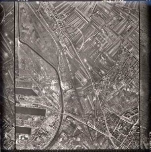 Amerikanische Luftbildaufnahmen von Kriegszerstörungen. Ausrichtung nach Norden. Rheinhafen (Randgebiet) / Mühlburg (Randgebiet)