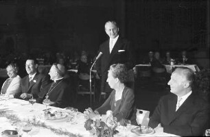 Freiburg: Stadthalle; am Tisch von links nach rechts: Innenminister Schröder, Schäufele, Kiesinger spricht