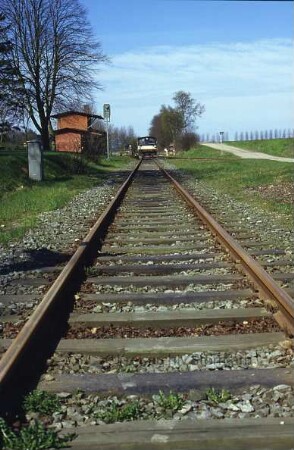 Blumendorf: Bahngleise mit Bahnhof