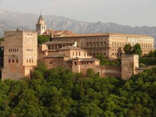 Alhambra, Blick vom Altstadtviertel Albaicin, rechts der Renaissancepalast Kaiser Karl V., dahinter die Berge der Sierra Nevada