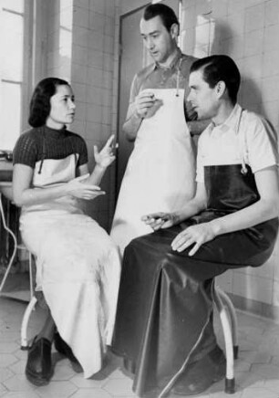 Hamburg. Marienkrankenhaus. Assistenzärzte machen eine Zigarettenpaus und diskutieren.