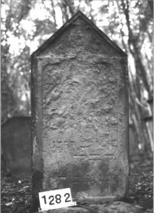Grabstein 1282 (Index: 99900123) Material: Sandstein Zustand: Vorderseite völlig verwittert Maße HxBxT: 127x62x14 cm Beschreibung: Stele mit Dreiecksabschluss, im Dreiecksfeld Levitenkanne Symbolik: Levitenkanne: Grabstein 1282