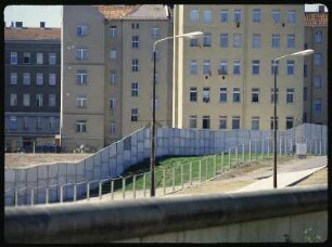 Berlin-West. Blick vom Aussichtspunkt an der Bernauer Straße über Grenzanlage Berliner Mauer auf Ost-Berlin