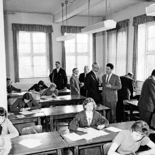 Deutsche Angestellten-Gewerkschaft (DAG): Bad Oldesloe: Kreisberufsschule: Berufswettkampf im Beisein von Georg Schoemer, Landrat Wennemar Haarmann, Bürgerworthalter Willy Rosch und Wettkampfleiter Adolf Runge