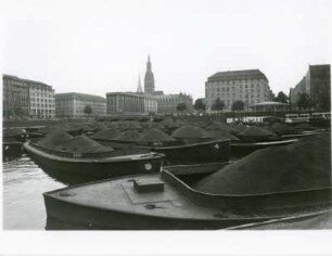 Hamburg, Binnenalster : Hamburg. Auf der Binnenalster an der Reesendammbrücke werden Kohleschuten zu einem Schleppverband zusammen gestellt, um zum Gaswerk Barmbek geschleppt zu werden