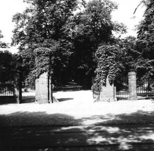 Cottbus-Schmellwitz. Nordfriedhof (1870 angelegt). Toranlage (Karlstraße). Straßenfront