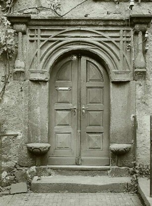 Colditz, Kirchplatz, Sitznischenportal eines Hauses, bez. 1564