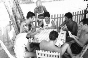 Lopud: Gruppe junger Wiener beim Kartenspiel auf Terrasse