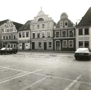 Cottbus. Wohn-und Geschäftshäuser und Löwen-Apotheke, Altmarkt 22/25. Straßenansicht von Nordwest