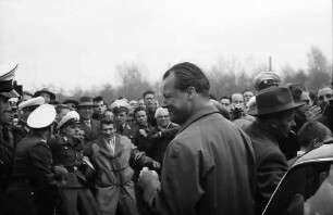 Berlin: Willy Brandt verlässt die Kundgebung