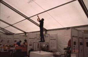 Woche der Umwelt Berlin 2002, der Satellit wird montiert