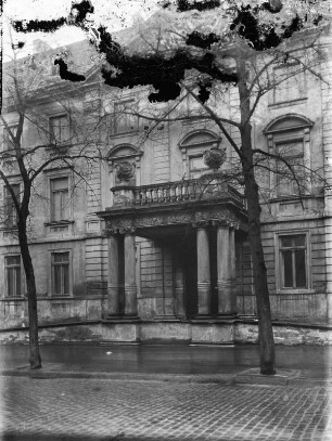 Eingangsportal eines Palais oder öffentlichen Gebäudes