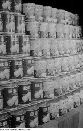 Gestapelte Obstkonserven mit chinesischer Beschriftung der Leipziger Frühjahrsmesse