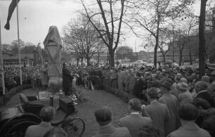 Enthüllung des Carl-Benz-Denkmals an der Kriegsstraße vor der Wirtschaftsoberschule.