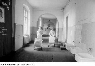 Zwei Frauen mit Kinderwagen