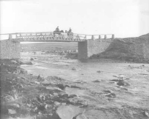 Akureyri (Island). Glera mit Straßenbrücke oberhalb des Ortes. Blick flussaufwärts (nach Südwest)