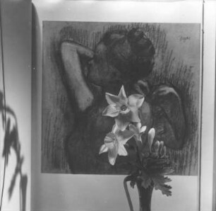 Stilleben mit Narzissen und Freesie vor einer Reproduktion (Tänzerin von Degas)