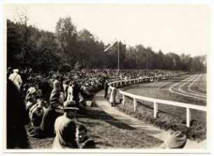 Gartenanlage Stadion Sachsenring, Bad Elster: Zahlreiche Zuschauer am Stadion