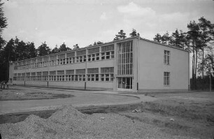 Baufertigstellung und Inbetriebnahme der amerikanischen Volksschule in der Paul-Revere-Siedlung.