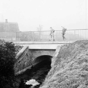 Beek: Brücke der Bundesstraße B 75: Schulkinder am Geländer: vorn Böschungen: im Hintergrund Häuser