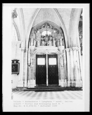 Portal zum Kreuzgang (Innenseite Puerta de Santa Catalina) mit Marienkrönung