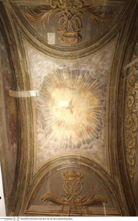 Deckenbild mit Heilig-Geist-Taube und Initialen der Maria Kazimiera Sobieska