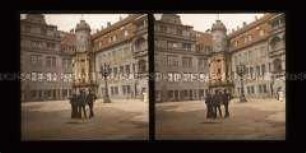 Besucher am alten Treppenturm im Schlosshof, Dresden