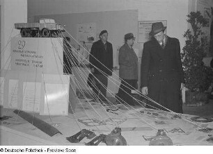 Ausstellungsbesucher vor dem Exponat "29 Verbesserungsvorschläge am Horch-Lastkraftwagen"
