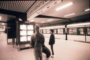 Hamburg: S-Bahnhof Jungfernstieg mit Fernsehkästen des HH-Programms