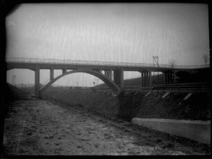 Brücke an der Strecke Kornwestheim-Zuffenhausen (Richtung Zuffenhausen) während des viergleisigen Ausbaus der Strecke