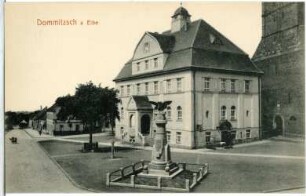 Dommitzsch. Rathaus mit Kriegerdenkmal