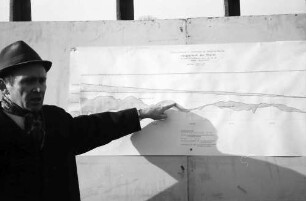 Breisach: Rheinstauhaltung oberhalb Breisach, Oberbaurat Kunze vom Wasser- und Schifffahrtsamt Freiburg erläutert Diagramm